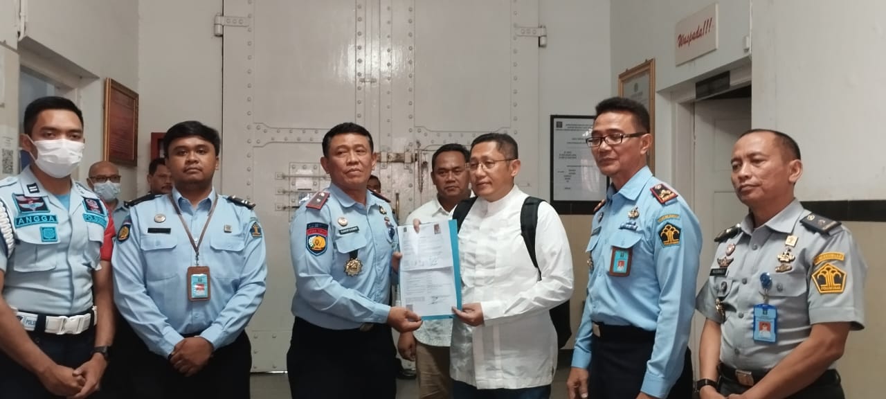 Anas Urbaningrum diantar para petugas Lembaga Pemasyarakatan Sukamiskin, Bandung di depan pintu gerbang LP. 