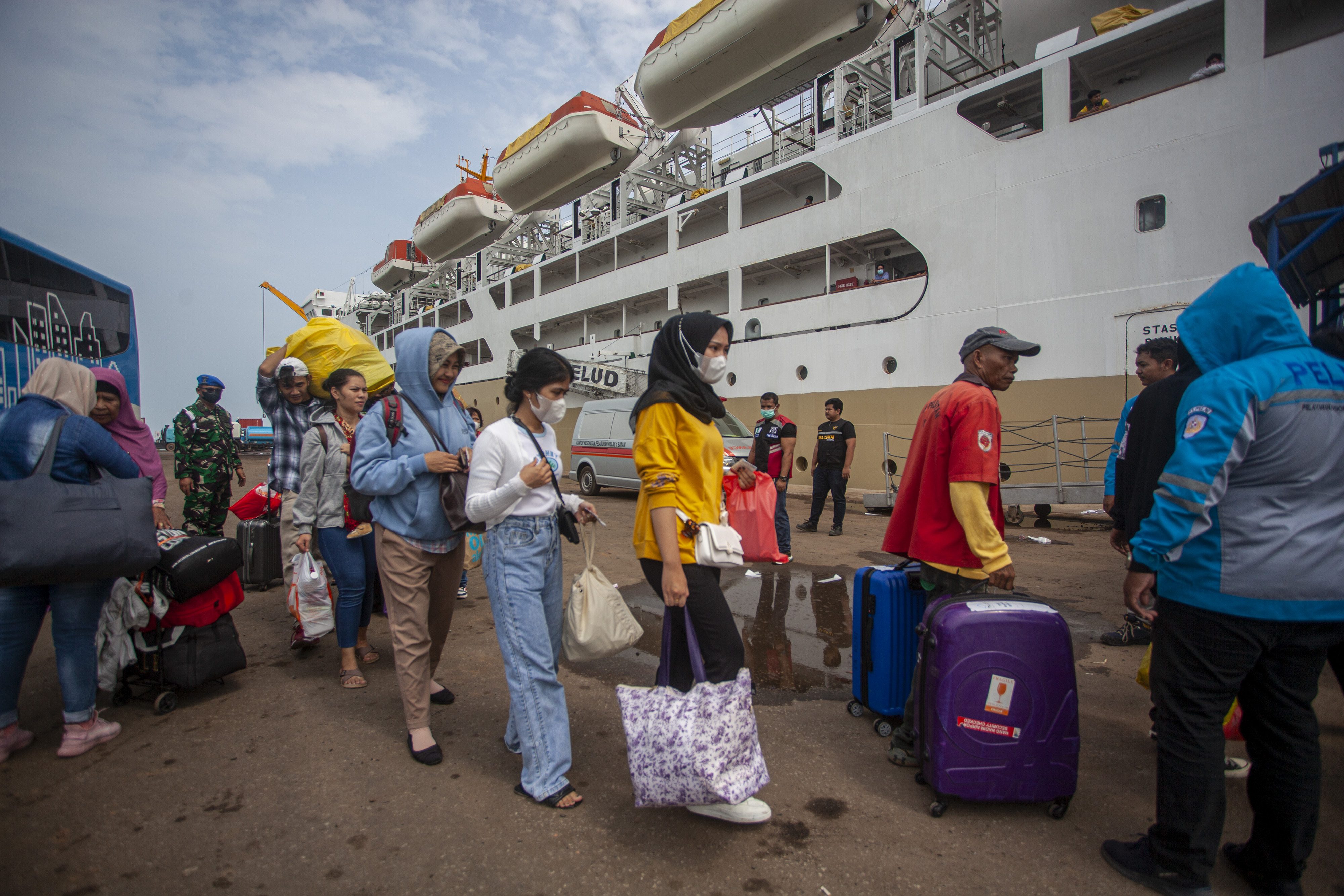 Ilustrasi: sejumlah calon penumpang bersiap menaiki kapal di pelabuhan.