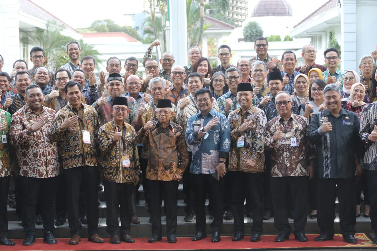 pengukuhan pengurus Gabungan Pengusaha Kelapa Sawit Indonesia (Gapki) di Istana Wakil Presiden, Jakarta, Rabu (12/4).