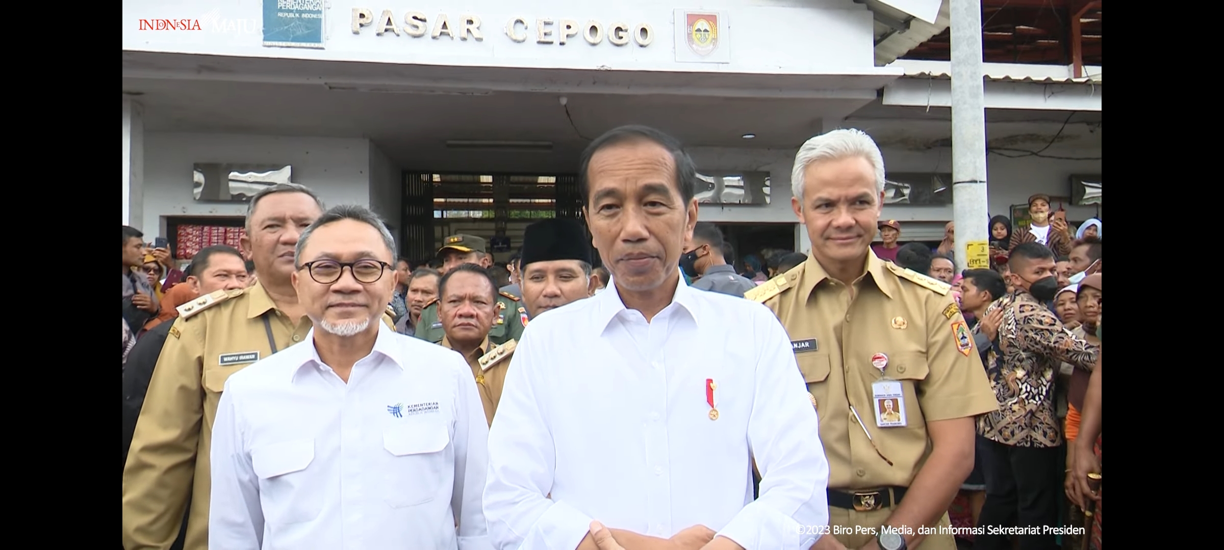 Presiden Joko Widodo memberi keterangan pers di Pasar Cepogo, Boyolali, Jawa Tengah, Senin (10/4)