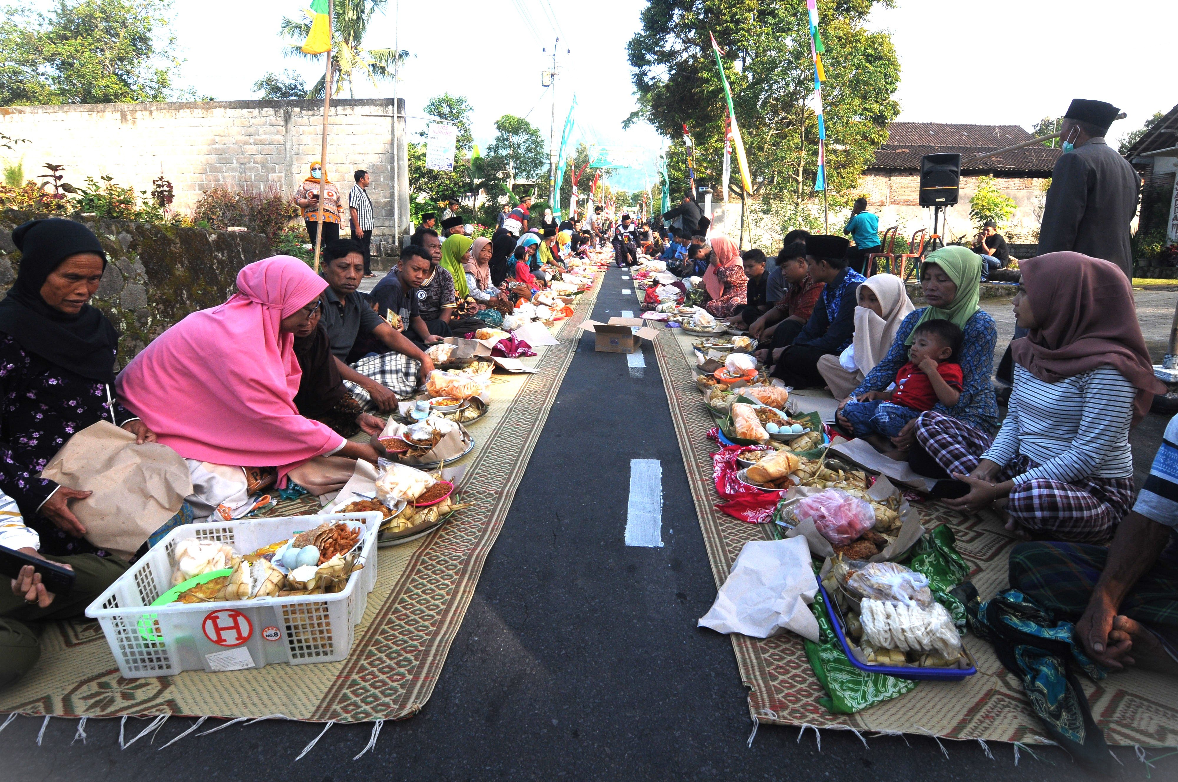 Tradisi Lebaran Ketupat di Lereng Gunung Merapi, Mlambong, Sruni, Musuk, Boyolali, Jawa Tengah.