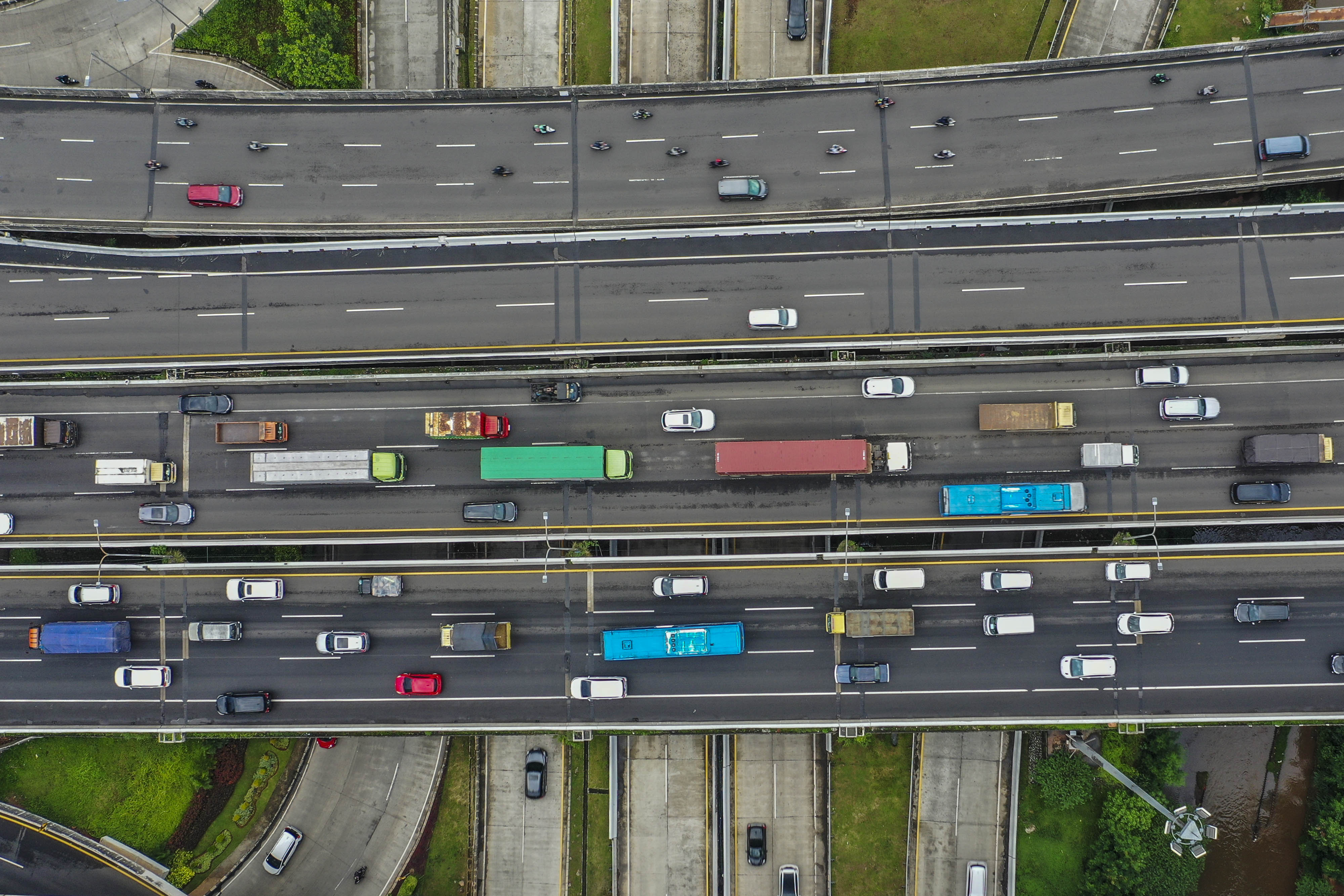 Foto udara kendaraan melintas di Jalan Tol Lingkar Luar Pondok Pinang - Jagorawi, Jakarta Selatan, Rabu (29/3/2023).