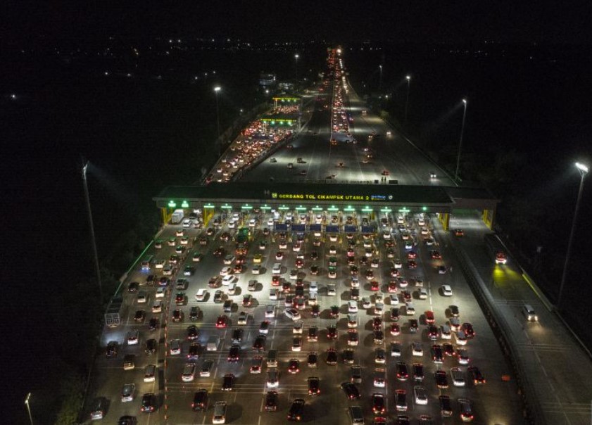 Foto udara antrean sejumlah kendaraan di Gerbang Tol Cikampek Utama 2 di Kabupaten Karawang, Jawa Barat, Selasa (25/4).