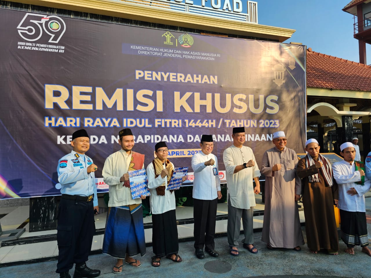 Kepala Divisi Keimigrasian Kanwil Kemenkumham Jatim Hendro Tri Prasetyo memberi SK remisi secara simbolis kepada dua napi.