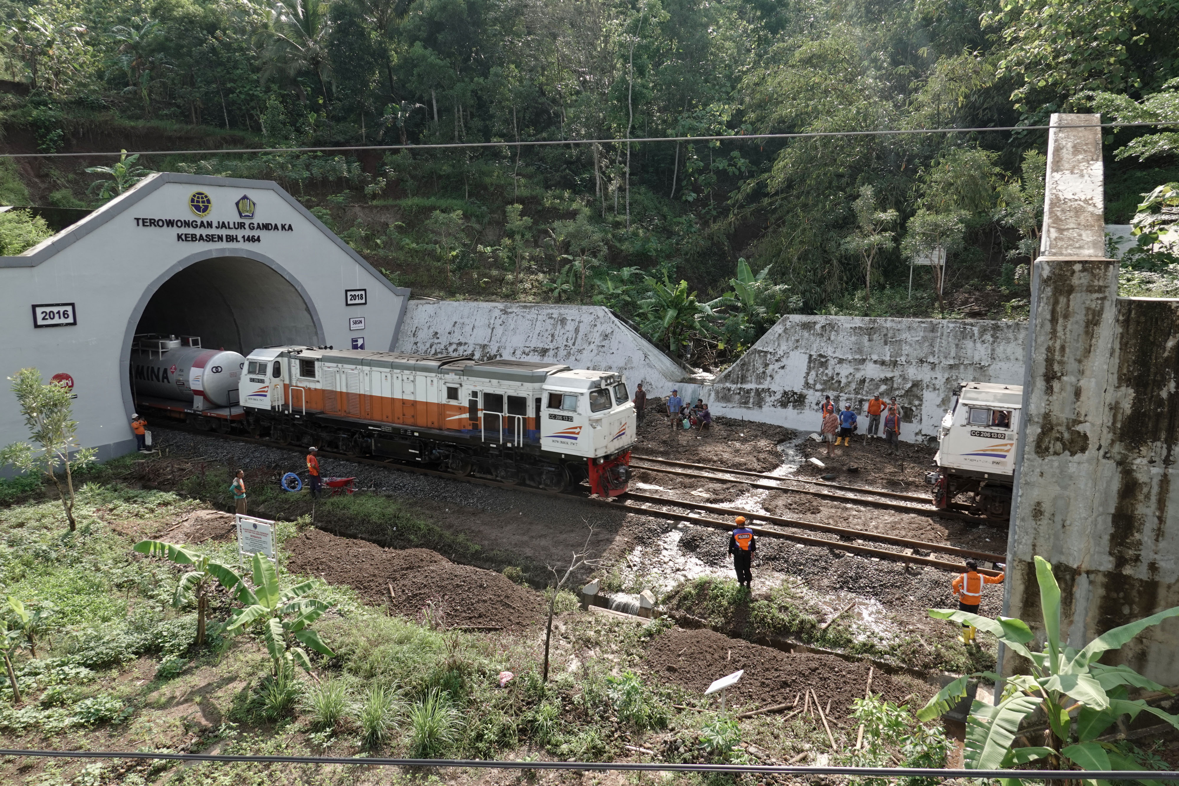 Dua Kereta Api (KA) melintasi jalur kereta di Terowongan Kebasen, Banyumas, Jateng, Kamis (29/10/2020).