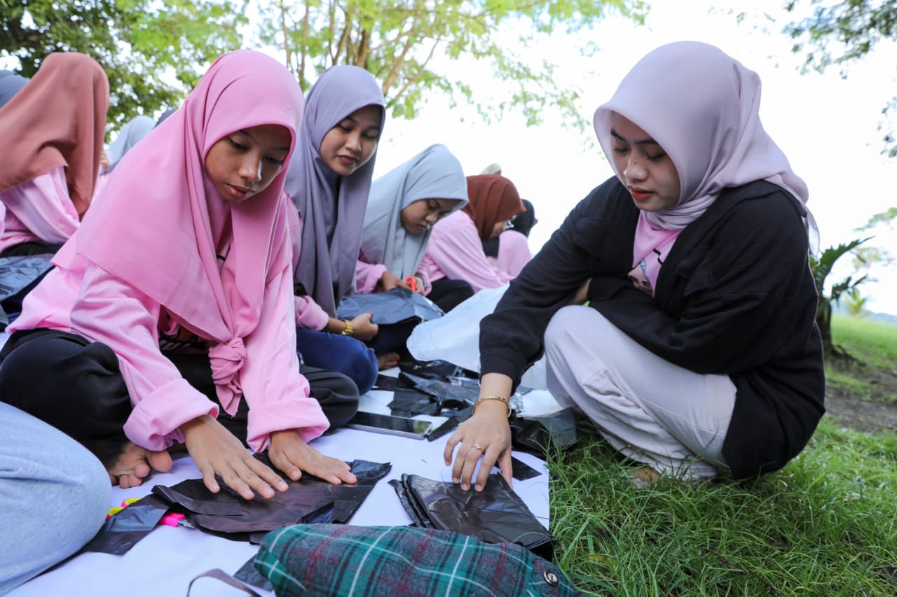 Srikandi Ganjar Sulsel gelar pelatihan membuat boneka dari plastik daur ulang untuk perempuan milenial 