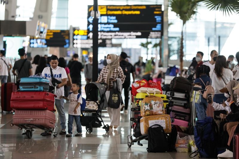 Penumpang pesawat di Terminal 3 Bandara Soekarno Hatta, Tangerang, Banten.