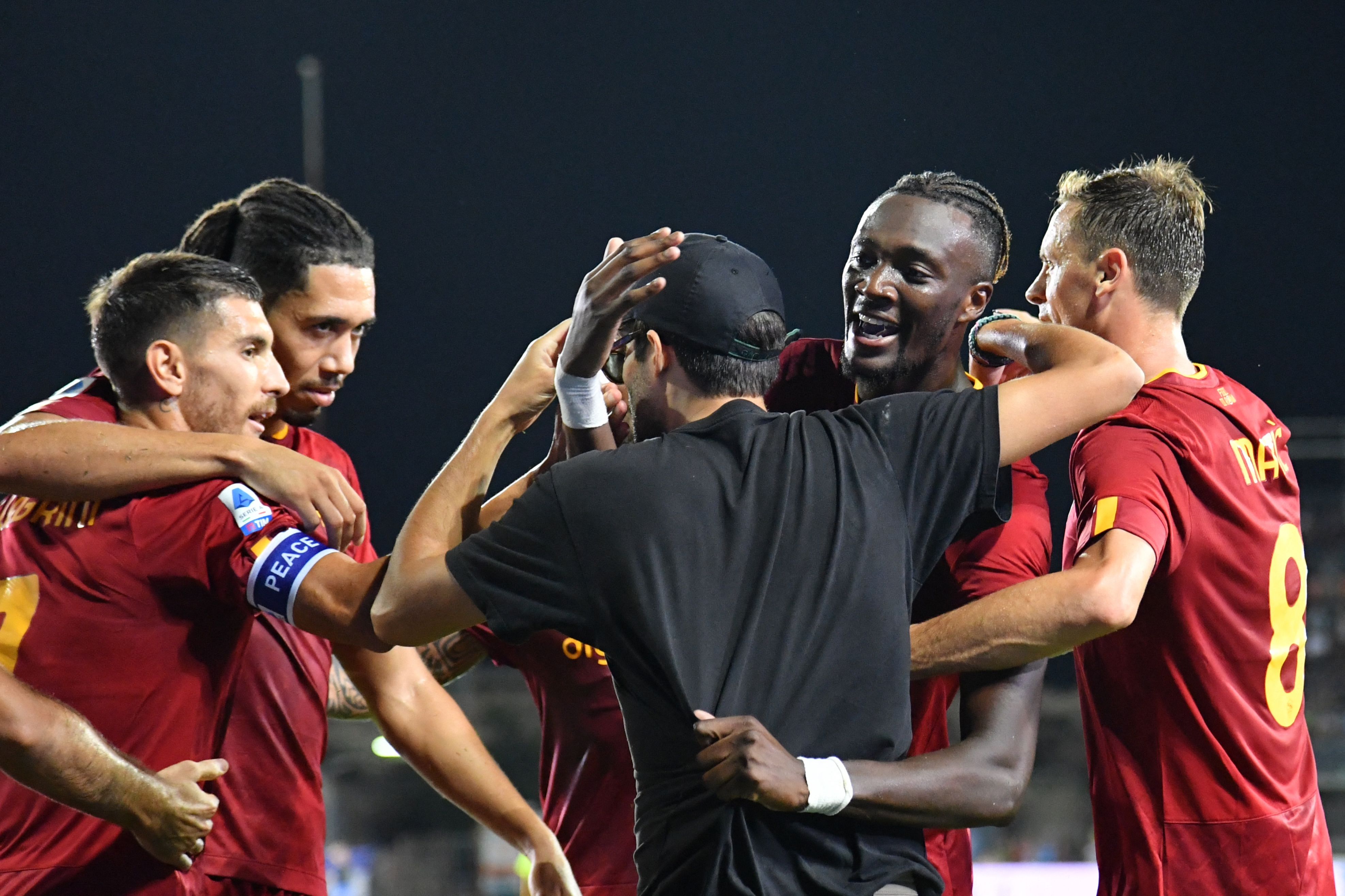 Para pemain AS Roma melakukan selebrasi usai mencetak gol ke gawang lawan.