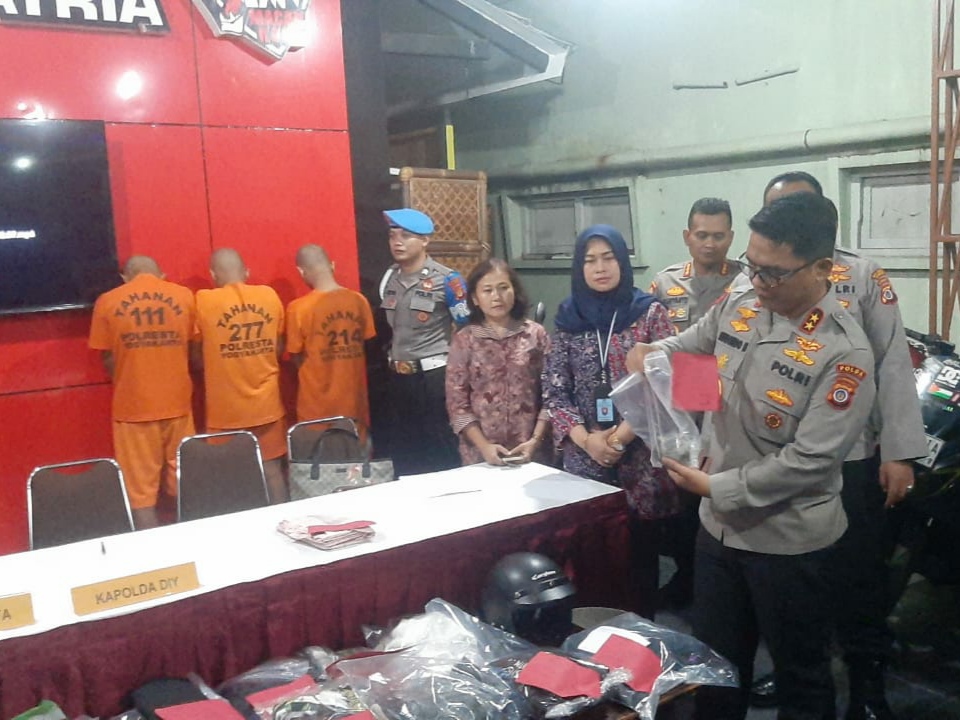 Kapolda DIY Irjen Suwondo Nainggolan memperlihatkan barang bukti dan tersangka pelaku kejahatan jalanan
