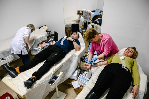 Masyarakat di Ukraina mendonorkan darah untuk tentara dan korban perang.