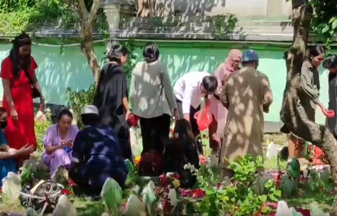 Umat Muslim di Bali memanfaatkan hari pertama Lebaran untuk melakukan tradisi ziarah kubur