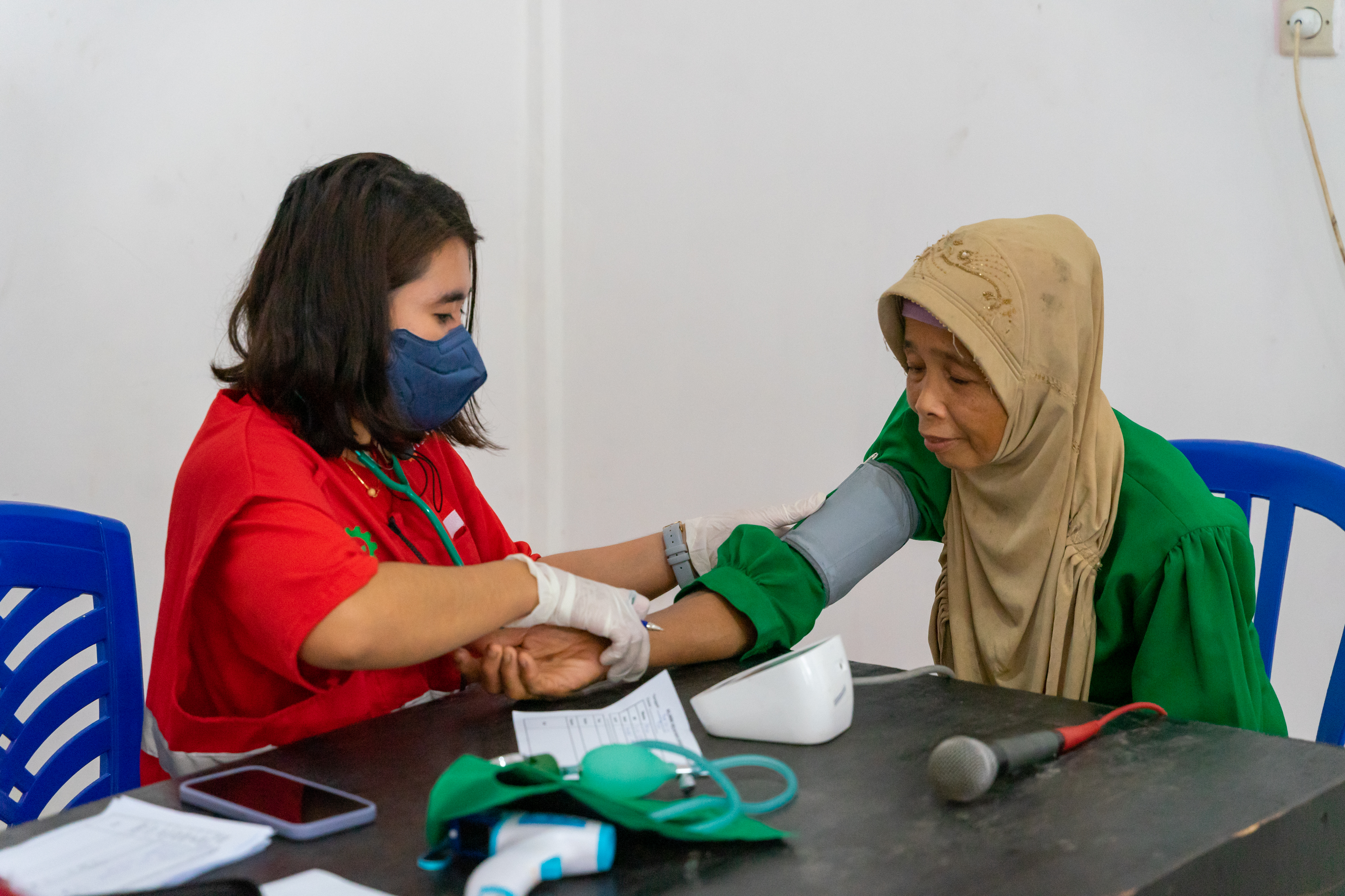 Petugas kesehatan memeriksa tensi warga di Kecamatan Pituruh, Kabupaten Purworejo, Jawa Tengah dalam program Panadol Cekatan. 