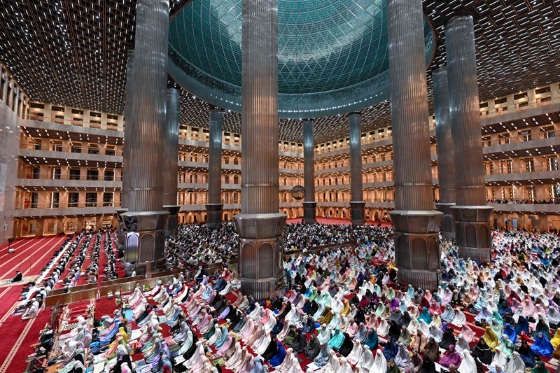 Ilustrasi - Sebelum salat Idul Fitri, umat Muslim disarankan mandi di pagi hari. Berikut bacaan niatnya.