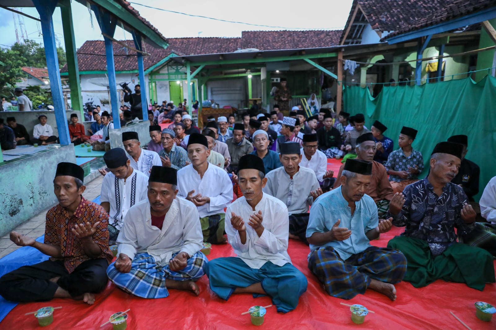  Ganjar Sejati menginisiasi peringatan malam Nuzulul Quran di Pondok Pesantren Nurul Iman Az-Zahra, Kota Banjar, Jawa Barat, Selasa (11/4). 