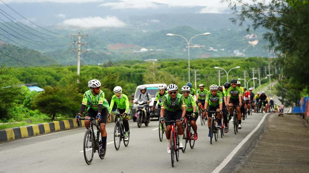Peserta Group Ride keenam Gran Fondo New York (GFNY) Bali-IFG Life 2023, Sabtu (29/4) di Kota Jayapura, Papua.