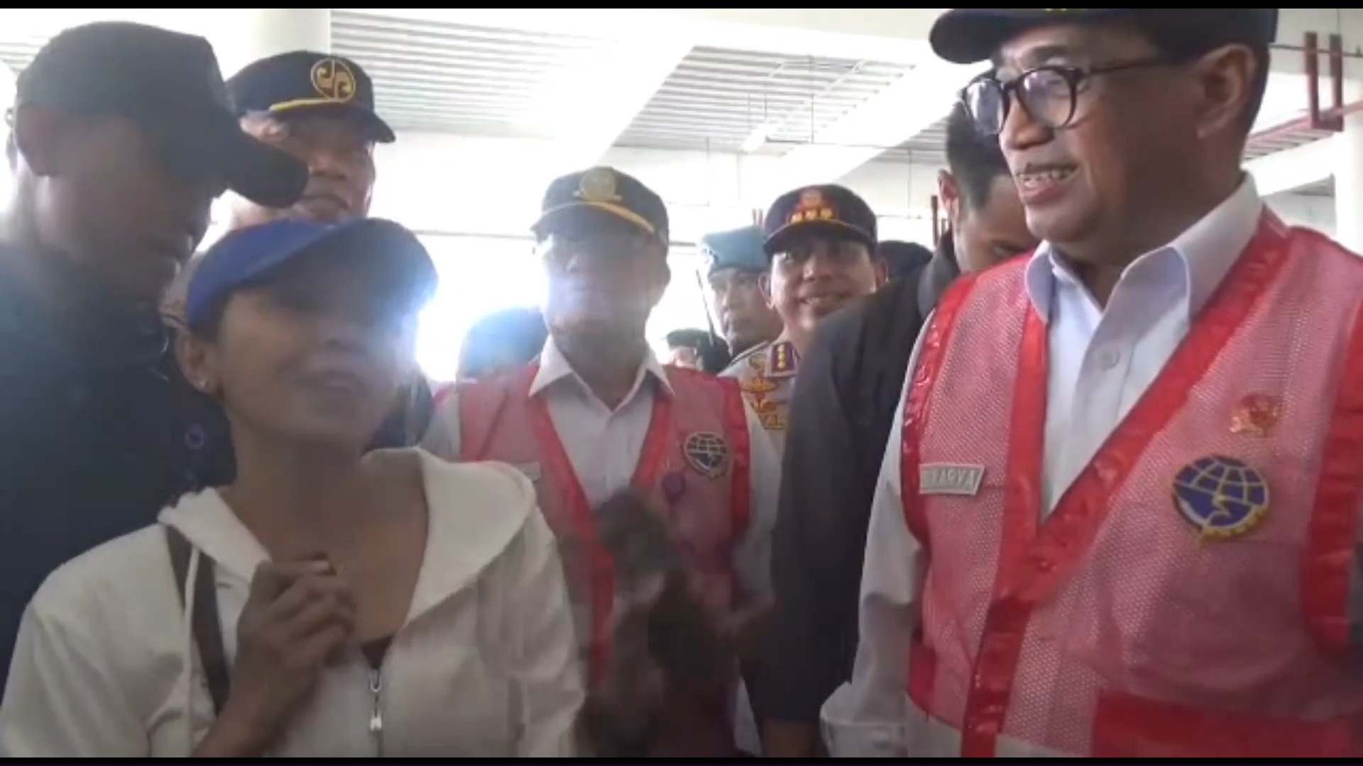 Menhub Budi Karya Sumadi (kanan) saat berbicara dengan pemudik soal jalan rusak di Lampung.