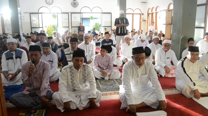 Ratusan jamaah muhammadiyah memadai Masjid Al Amin Weri, Larantuka, untuk melakukan salat ied.