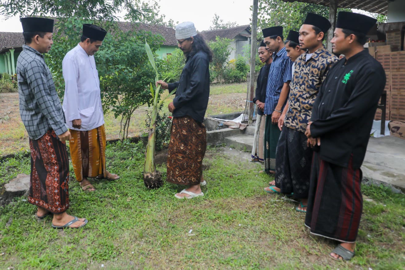 GGN Jatim memberikan edukasi mengenai cara menanam pisang yang benar