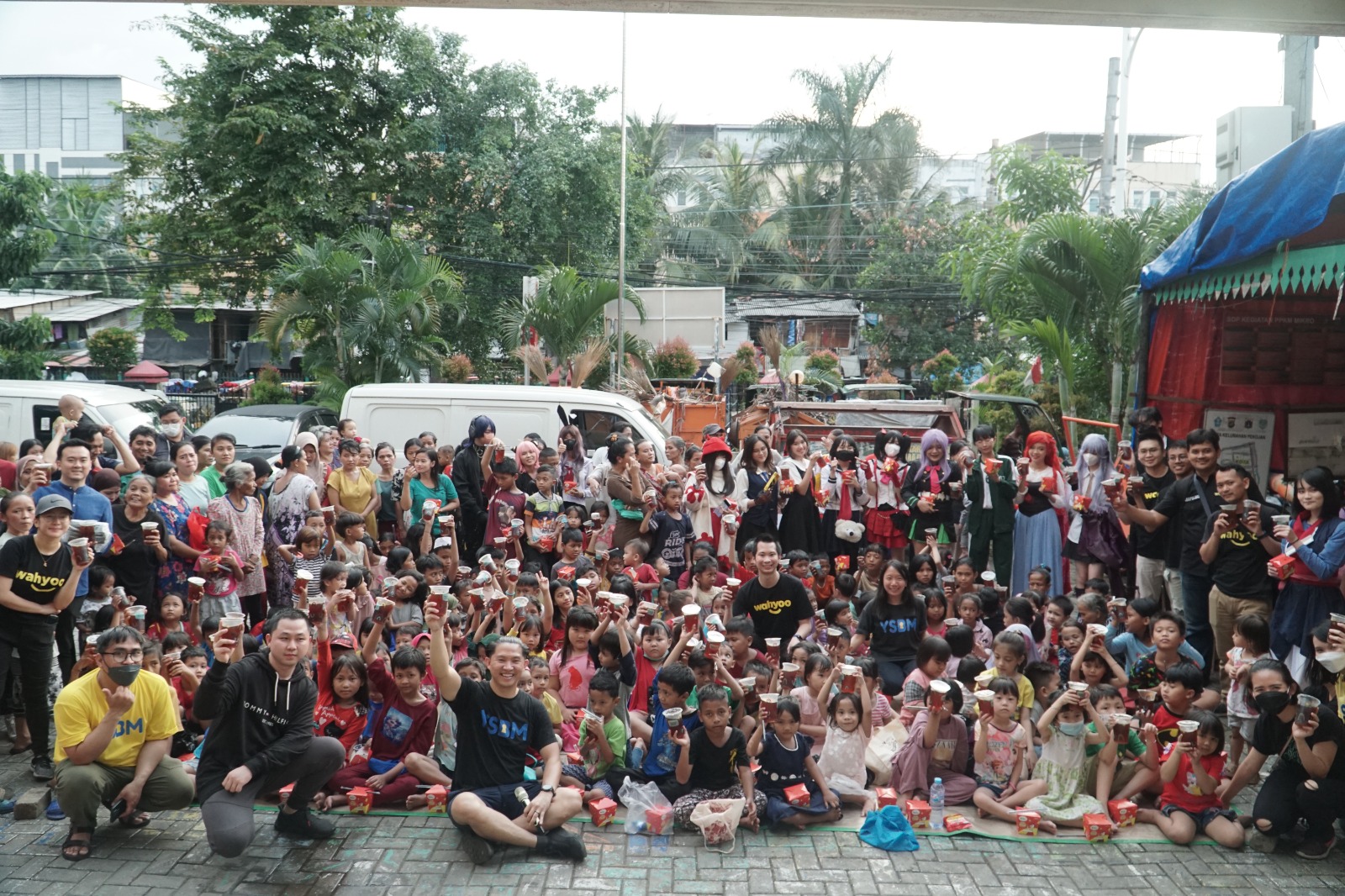 Para kreator Anime-Comic-Games yang tergabung di HaluApp bersama warga di Kelurahah Pekojan