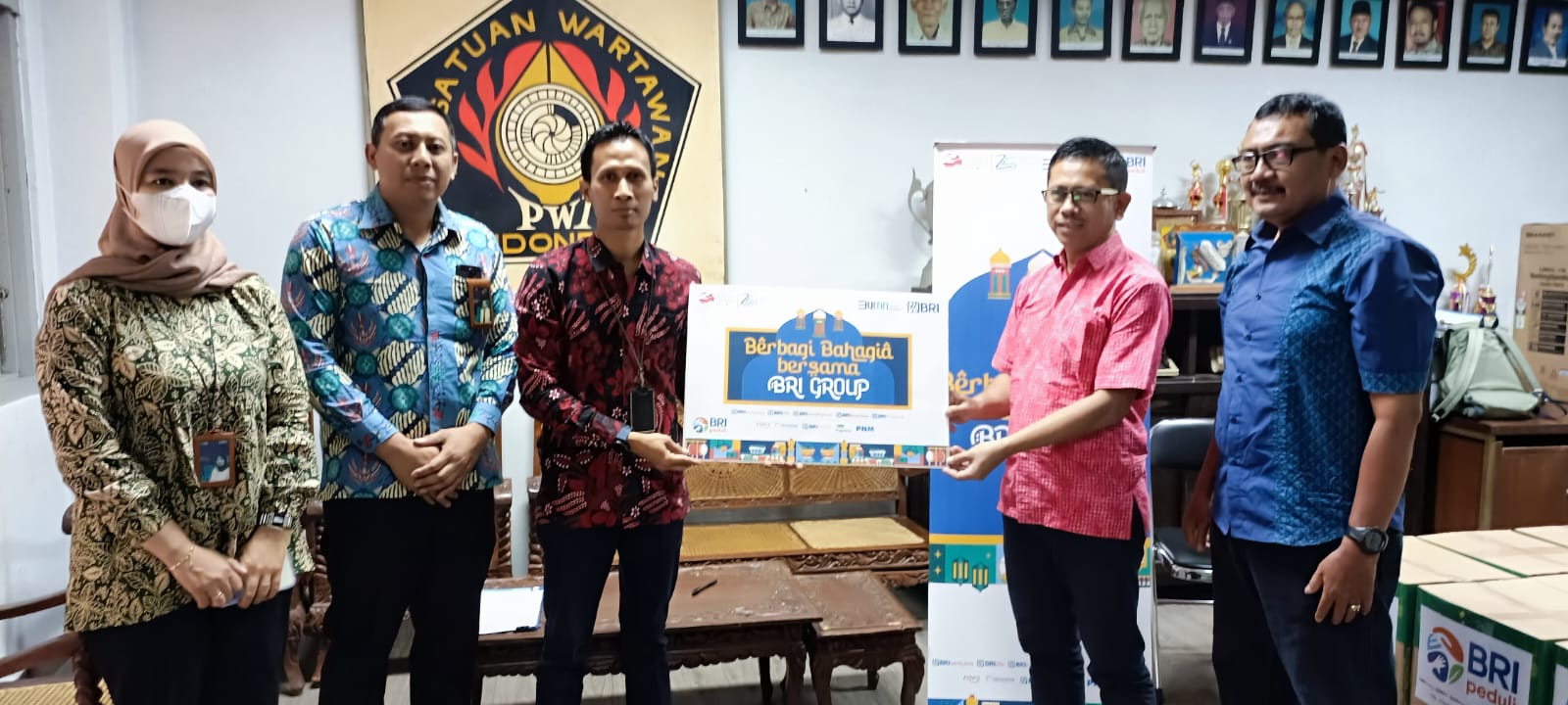 BRI menyerahkan bingkisan Lebaran kepada pengurus PWI Surakarta, Jawa Tengah.
