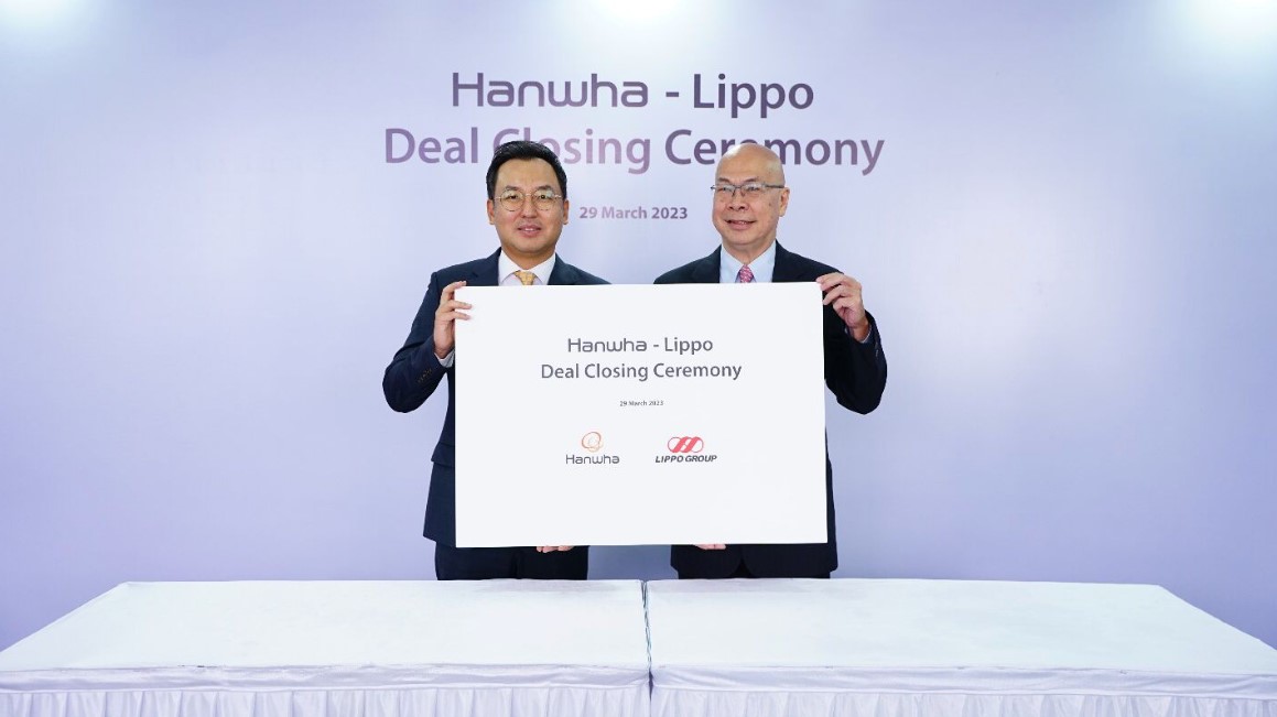 Presiden Direktur PT Hanwha Life Insurance Indonesia Steven Namkoong (kiri) dan Direktur PT Inti Anugerah Pratama Eddy Handoko.