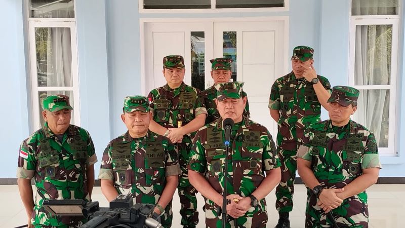  Panglima TNI Laksamana Yudo Margono menggelar konferensi pers di Lanud Yohanis Kapiau Timika, Selasa (18/4/2023) pukul 12.05 WIT. 