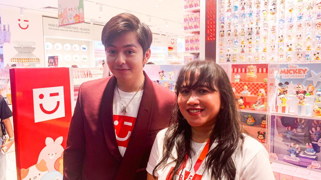 Pesinetron Angga Yunanda bersama Manajer Miniso Devi Tarya.