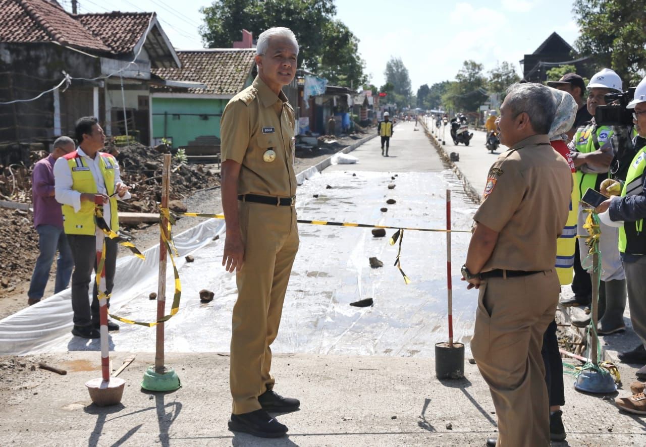 Jawa Tengah Genjot Perbaikan Jalan, Ganjar Pastikan Semua Jalur Utama Siap Dilewati Pemudik