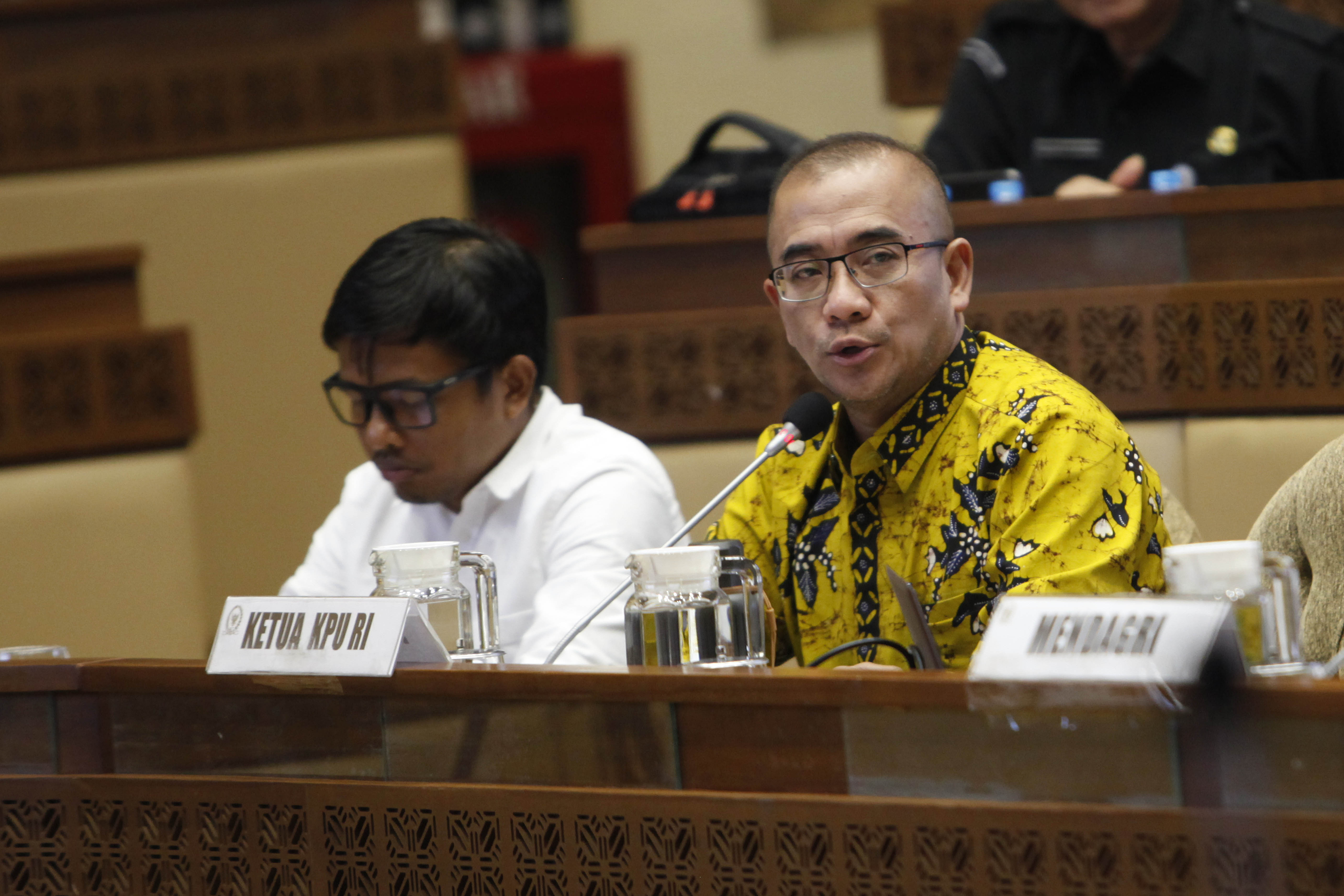  Ketua Komisi Pemilihan Umum (KPU) Hasyim Asy'ari (kanan) didampingi anggota KPU Idham Kholik di Komisi II DPR