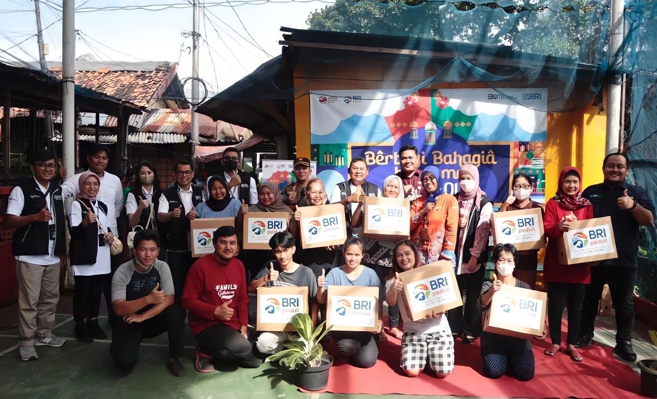 Kegiatan berbagi saat Ramadan yang diadakan PT Danareksa Investment Management dan BRI.