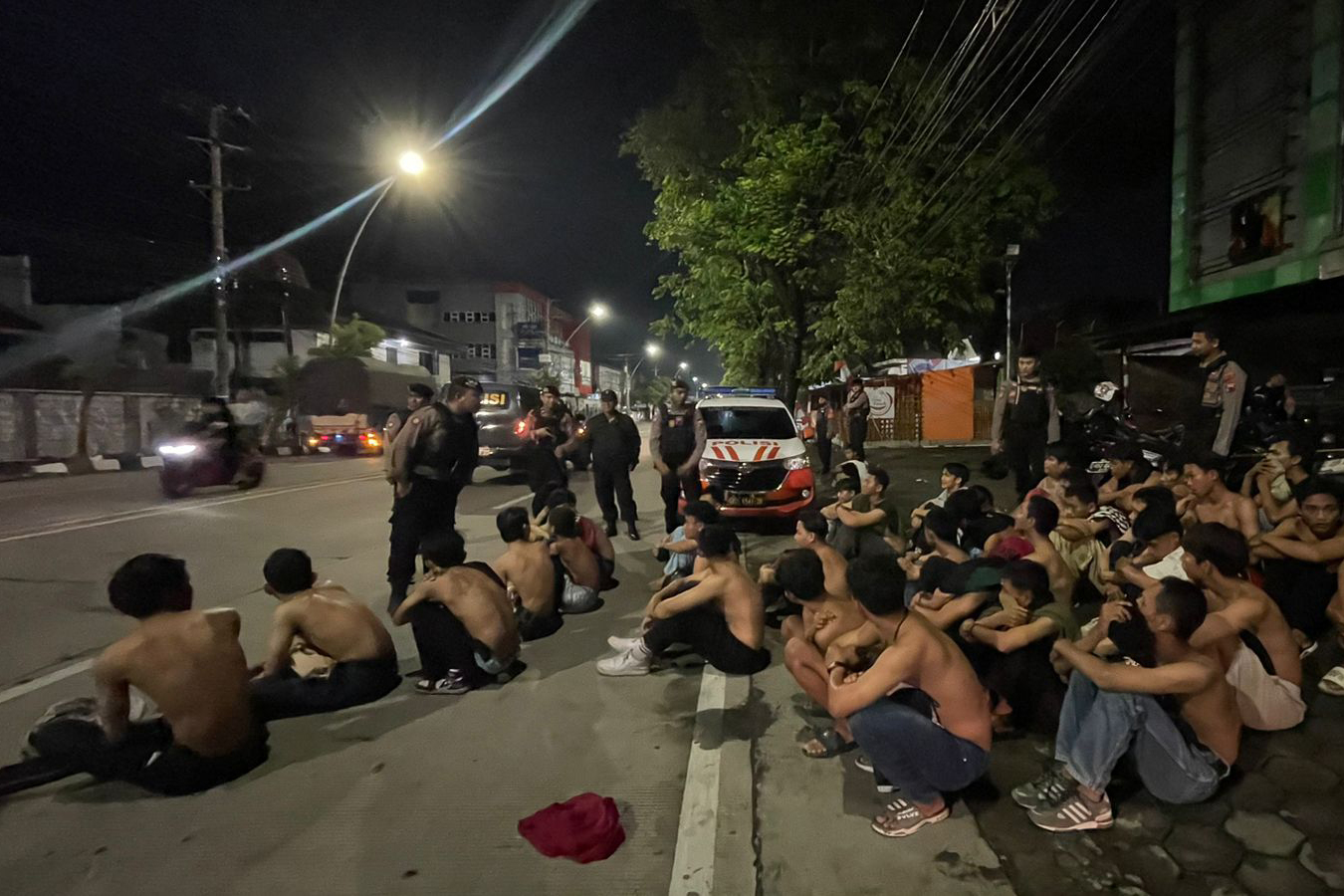 Personel Polres Tegal sedang mendata sekaligus memberi arahan kepada para remaja yang ditangkap saat konvoi.