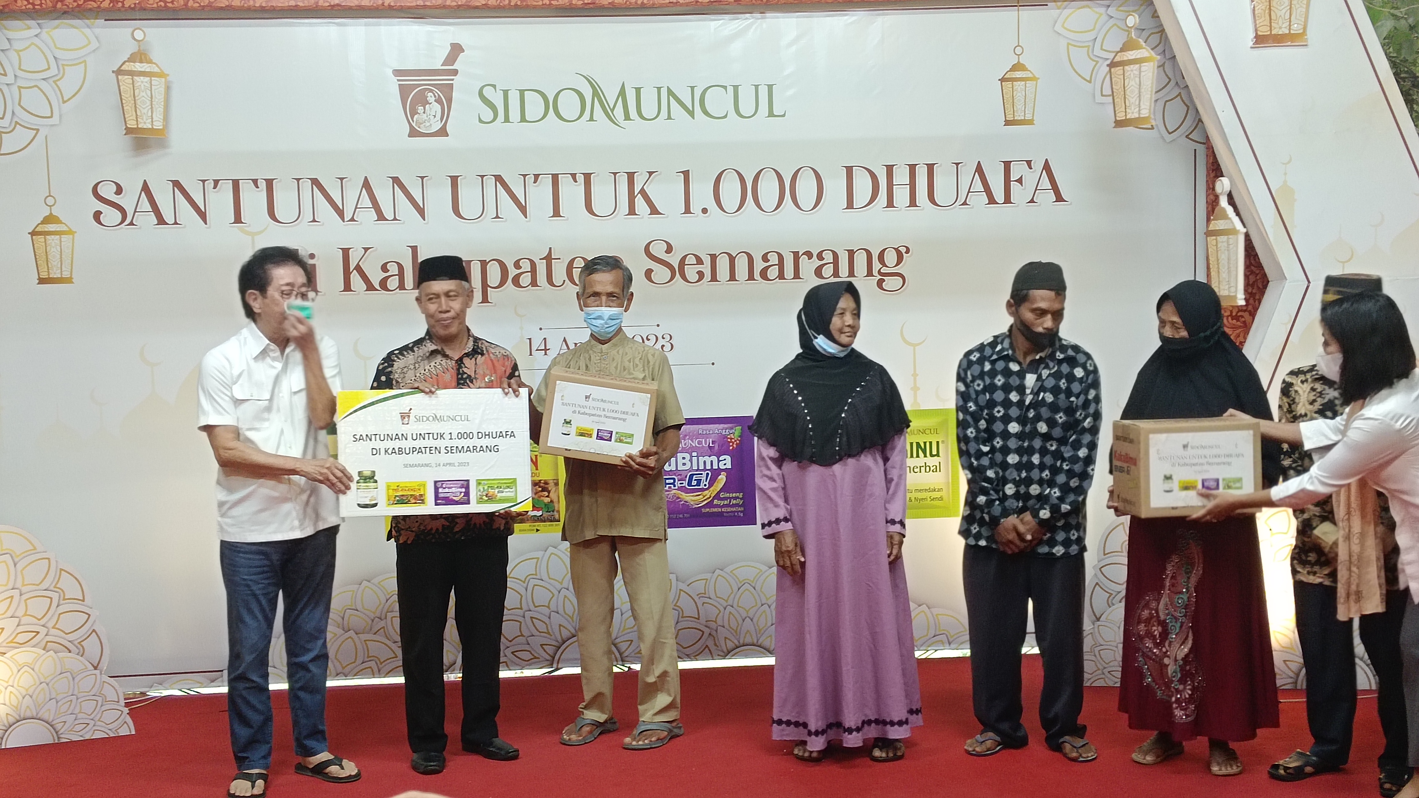 Direktur Sido Muncul Irwan Hidayat menyerahkan santunan