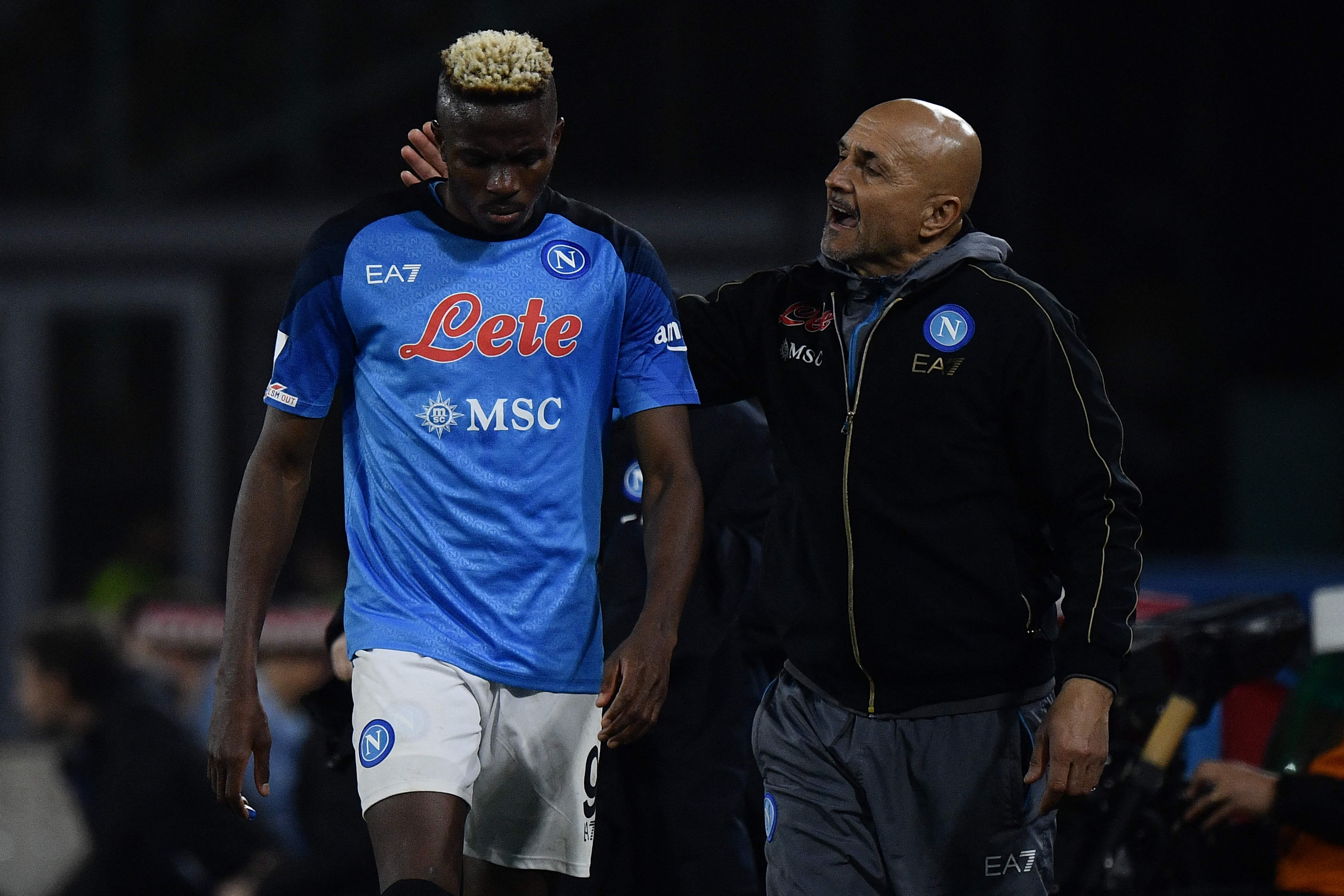 Pelatih Napoli Luciano Spalletti (kanan) berbicara dengan striker Victor Osimhen