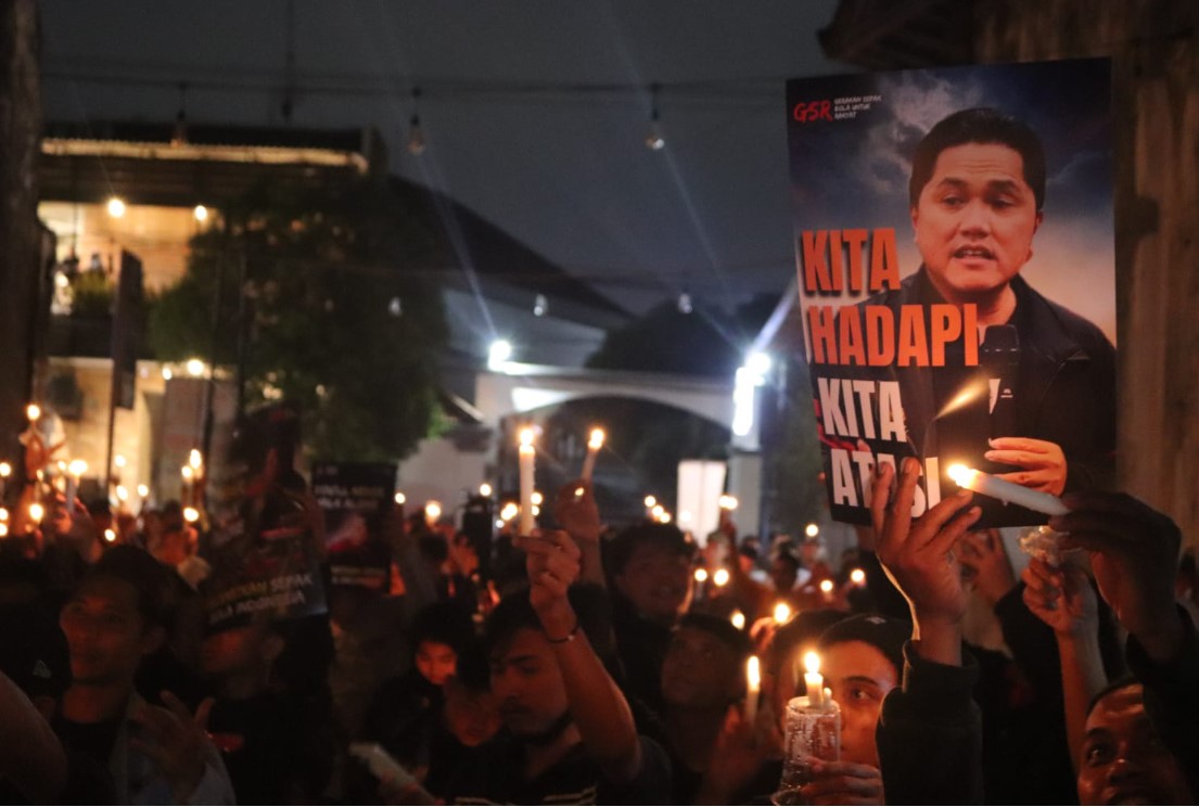 Aksi 1.000 lilin untuk sepak bola Indonesia di Surabaya