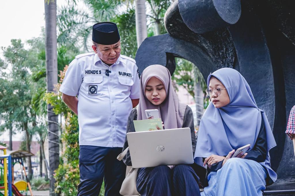 Bupati Jember Hendy Siswanto saat launching Wifi gratis di Alun-alun Jember, Kamis (20/4/2023).