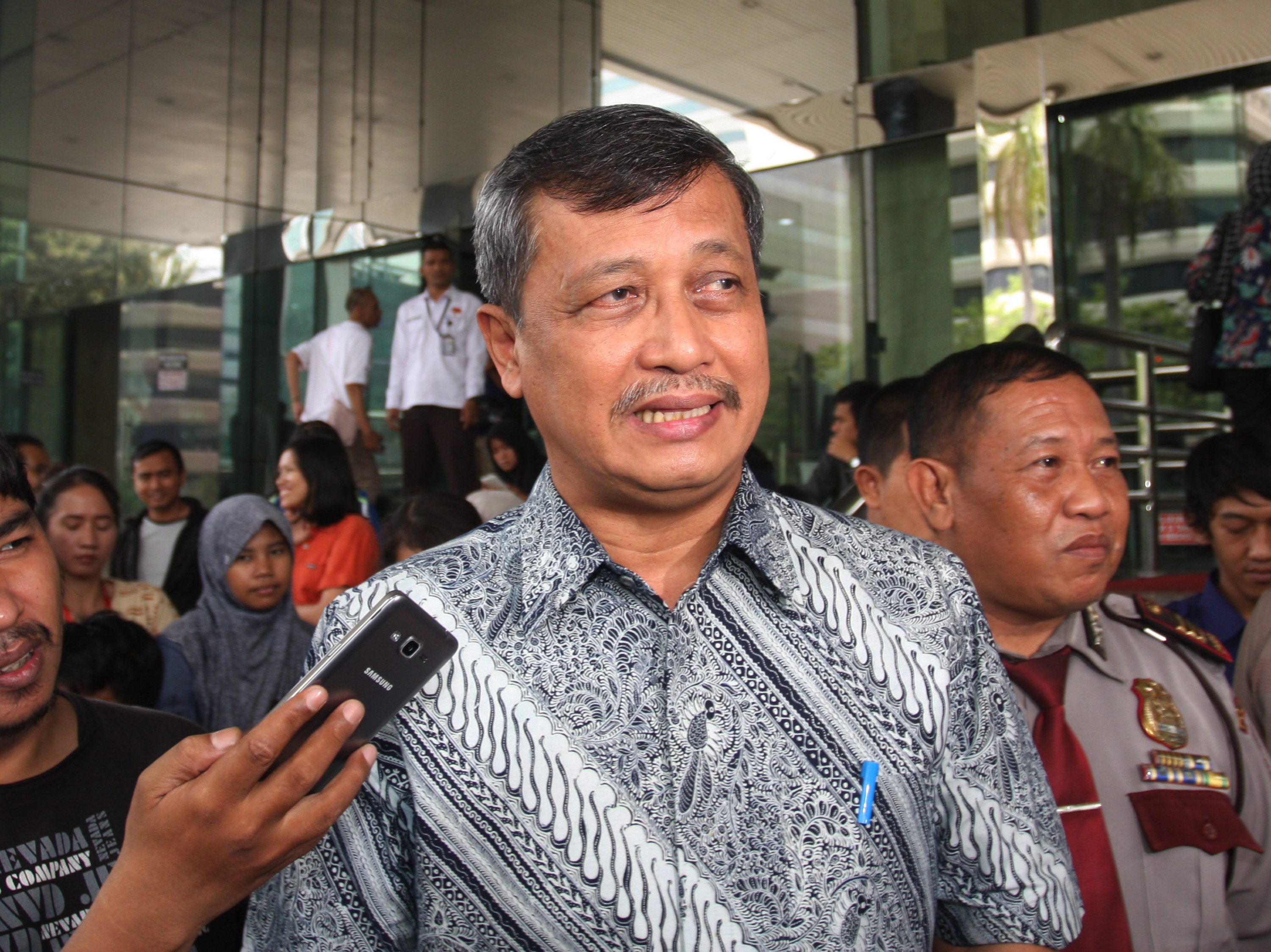 Ketua Umum PP PTMSI Oegroseno (tengah) saat melaporkan dugaan penyalahgunaan anggaran KONI di gedung KPK, Jakarta, pada Selasa (17/11/2015).