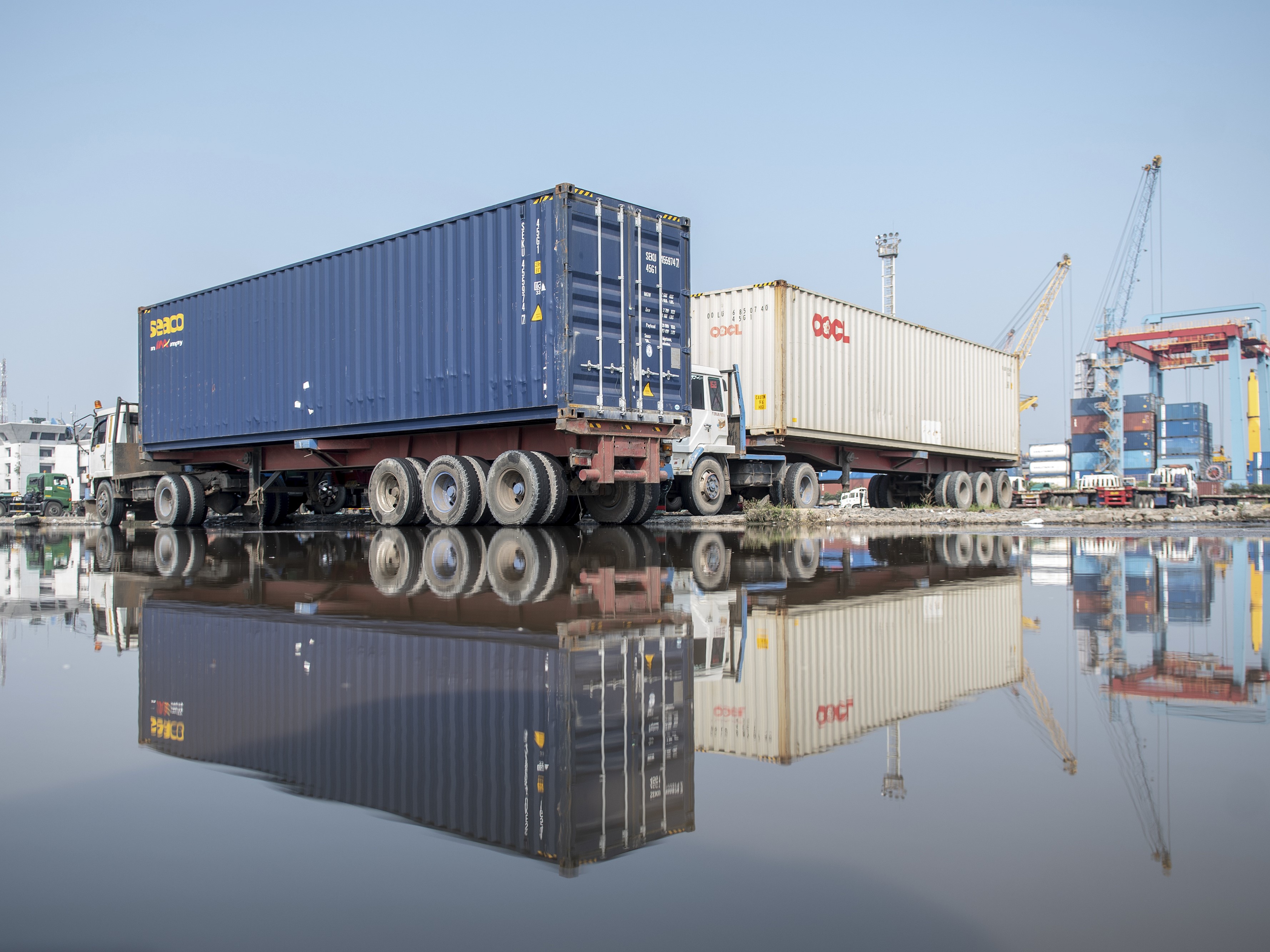 Truk peti kemas melintas di Terminal JICT, Tanjung Priok, Jakarta.