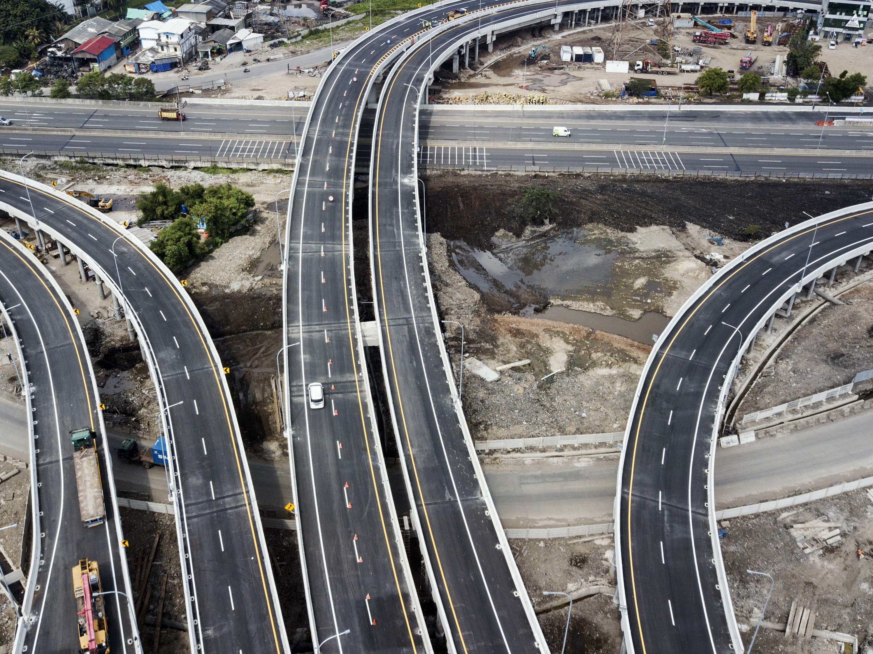 Foto udara sejumlah kendaraan melintasi Jalan Tol Cibitung-Cilincing (JTCC) seksi 4 ruas Tarumajaya-Cilincing di Jakarta, Senin (3/4/2023). 