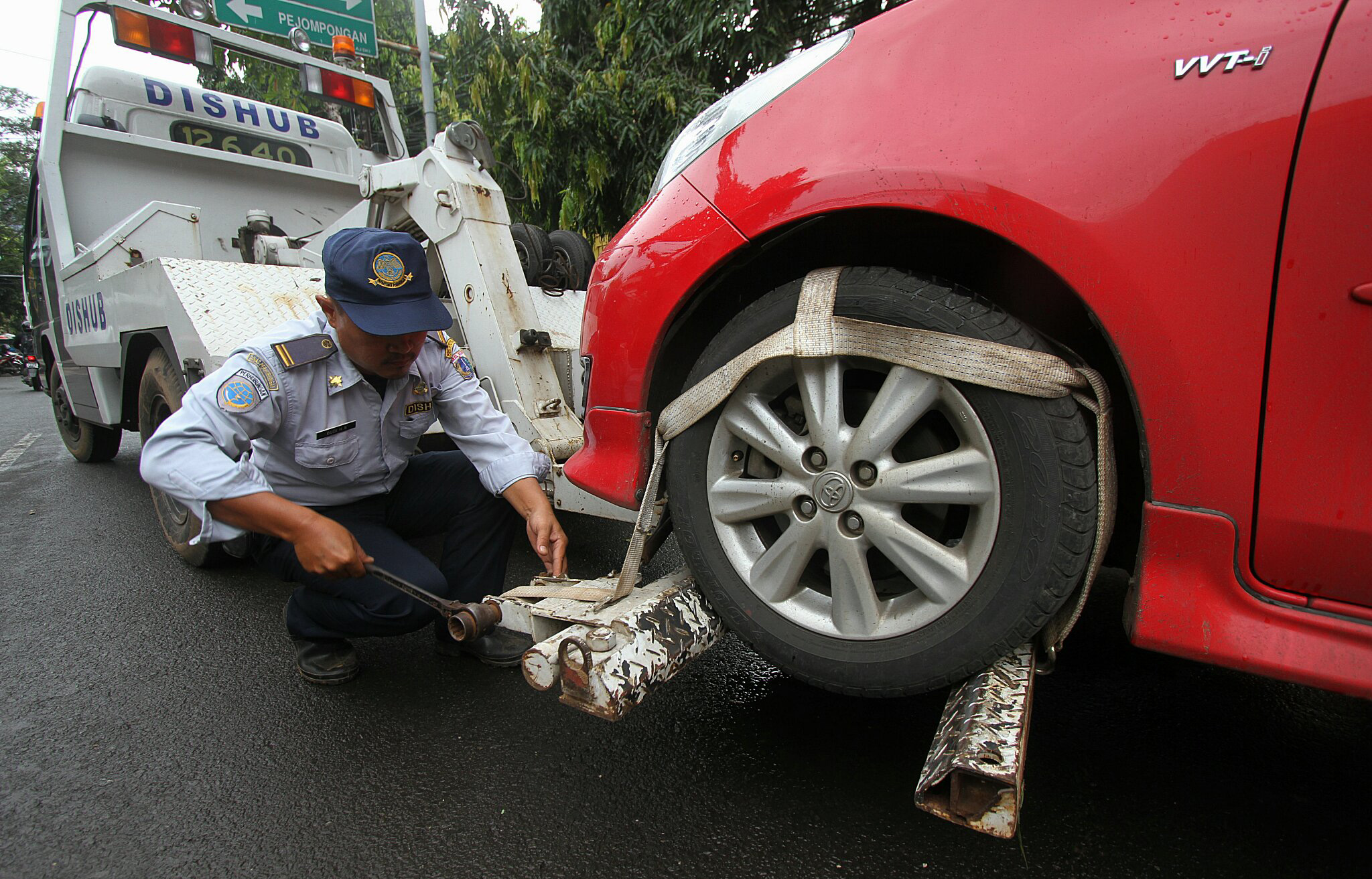 Petugas Dishub DKI Jakarta menderek mobil yang parkir sembarangan ketika melakukan razia di Jalan Setiabudi, Jakarta Pusat.