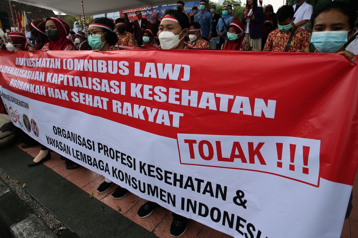 Aksi tenaga kesehatan menolak RUU Kesehatan