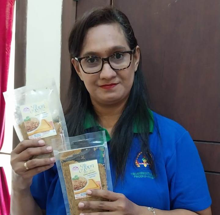 Nasabah PNM Marie Chrestien Tahalele menunjukkan produk kulinernya abon ikan tuna.