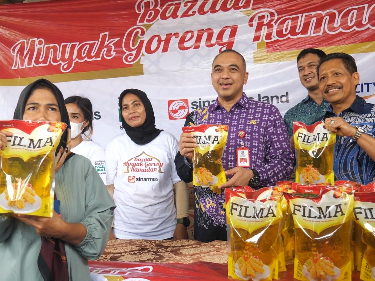 Bazar minyak goreng kemasan di Kabupaten Tangerang yang dihadiri Bupati Tangerang, Ahmed Zaki Iskandar.  