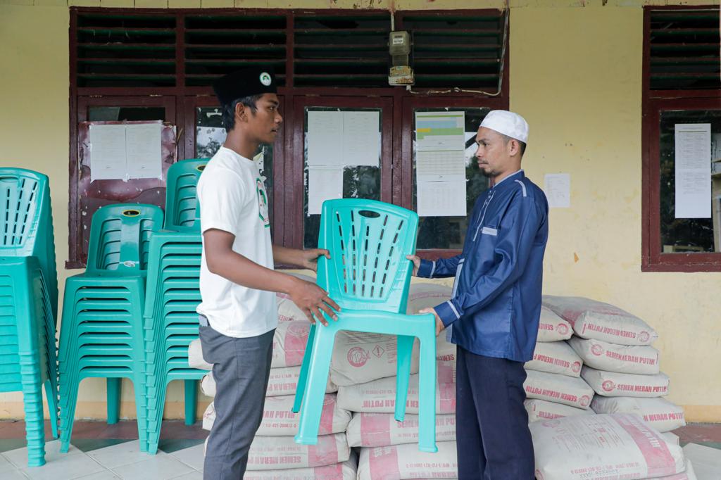 Relawan Santri Dukung Ganjar menyerahkan bantuan kursi untuk pondok pesantren di Tapanuli Tengah, Sumatra Utara