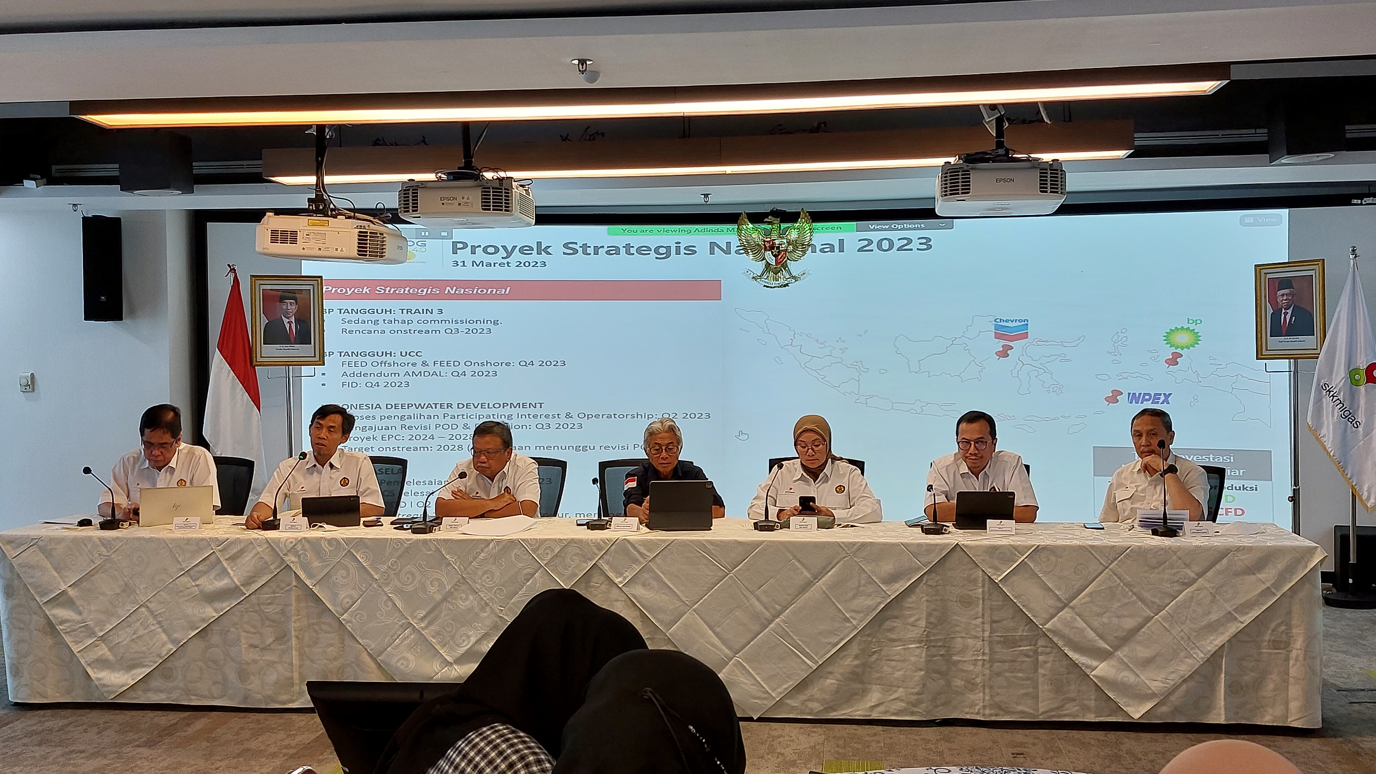 SKK Migas menggelar konferensi pers realiasi lifting minyak dan gas kuartal I tahun 2023, Senin (17/4).