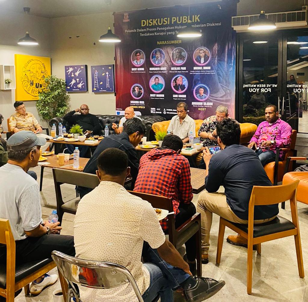 Diskusi publik terhadap kasus korupsi Plt Bupati Mimika di Jakarta, Sabtu (15/4).