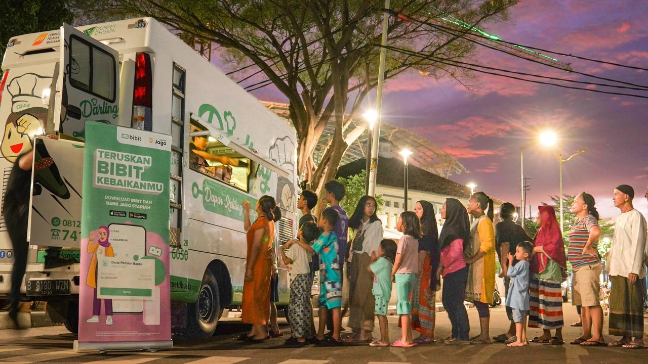 Menggandeng Rumah Zakat dan Dompet Dhuafa, Bibit dan Jago Syariah berbagi iftar dan tajkil kepada masyarakat di 20 kota.