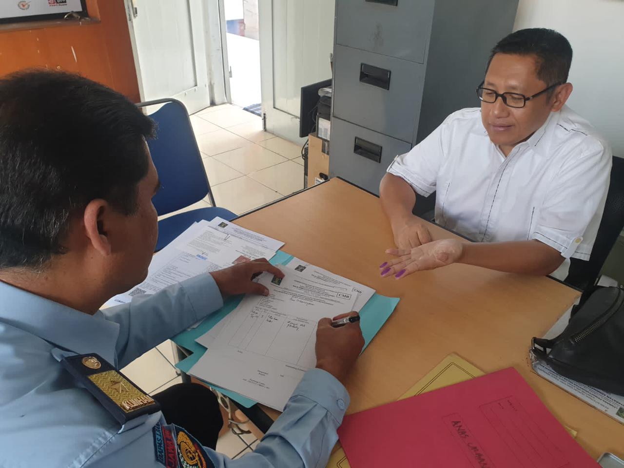 Anas Urbaningrum menjalani proses administrasi menjelang kebebasannya pada Selasa (11/4).