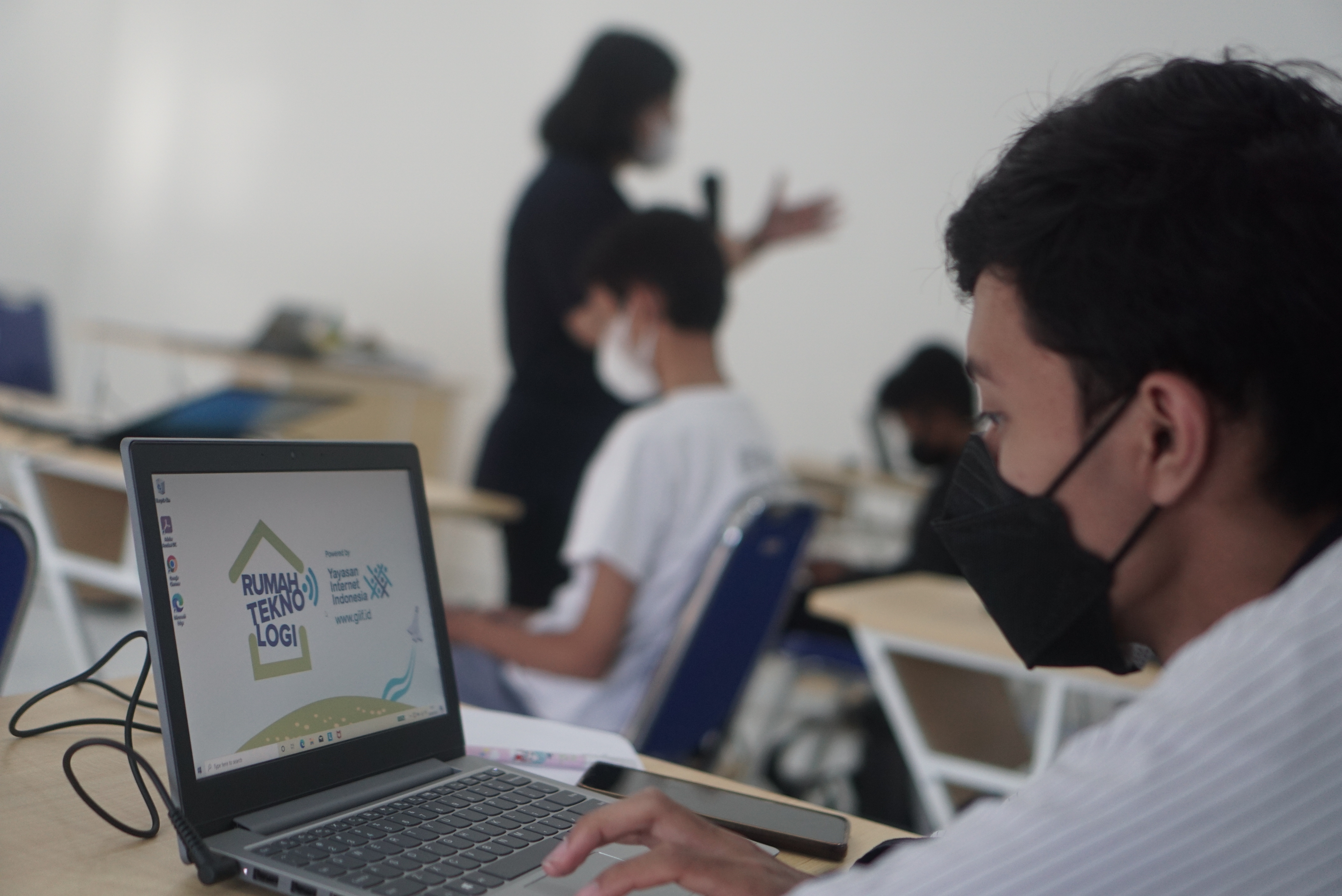 Layanan internet dengan kecepatan tinggi untuk mendukung aktivitas digital masyarakat dari rumah, termasuk usaha online.