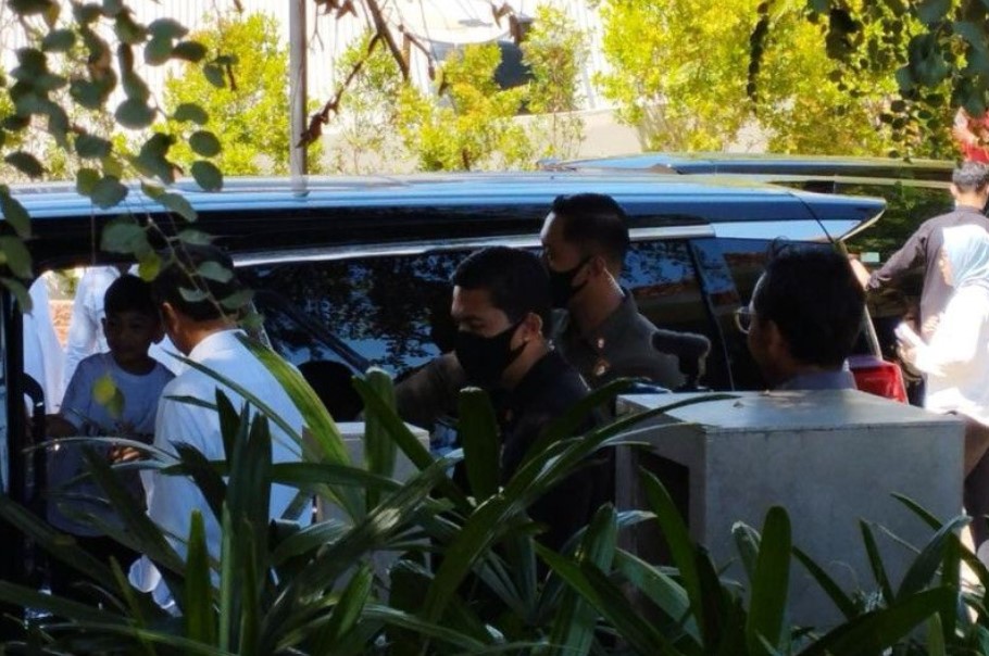 Cucu Presiden Joko Widodo, Jan Ethes, membantu eyangnya membagikan baju kepada warga di Labuan Bajo, Manggarai Barat, NTT, Selasa (25/4).