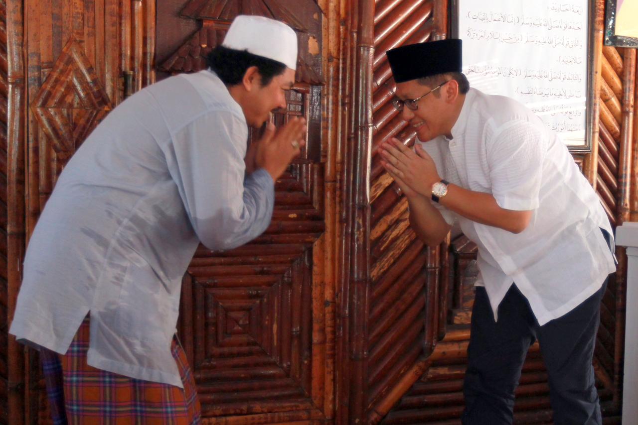 Mantan Ketua Umum Partai Demokrat dan Ketua Umum HMI Anas Urbaningrum bersama ulama